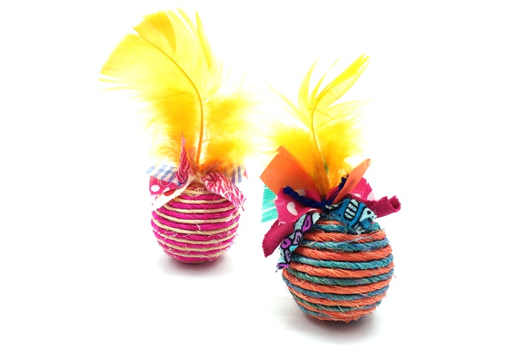 PELOTA DE SISAL CON PLUMA - DM